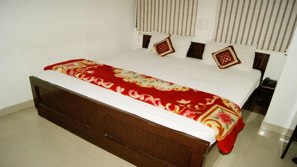 Maxfort Guest House Delhi