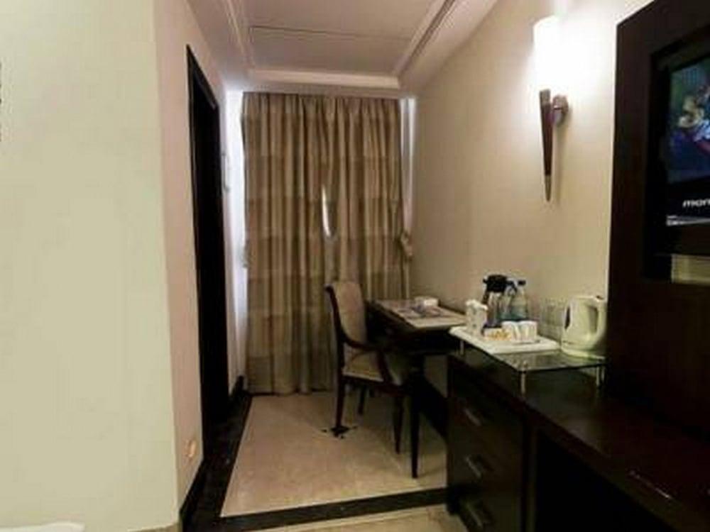 Maxfort Sikandarpur Metro