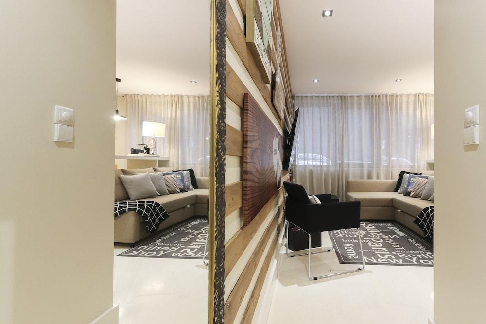 Marques Design I by Homing