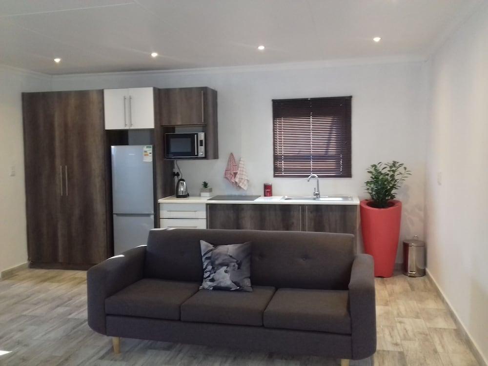 Mayberrypark Guest Lodge