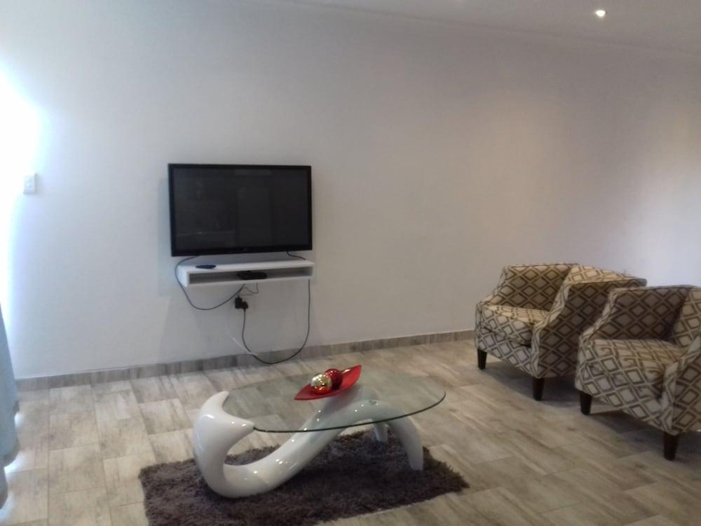 Mayberrypark Guest Lodge