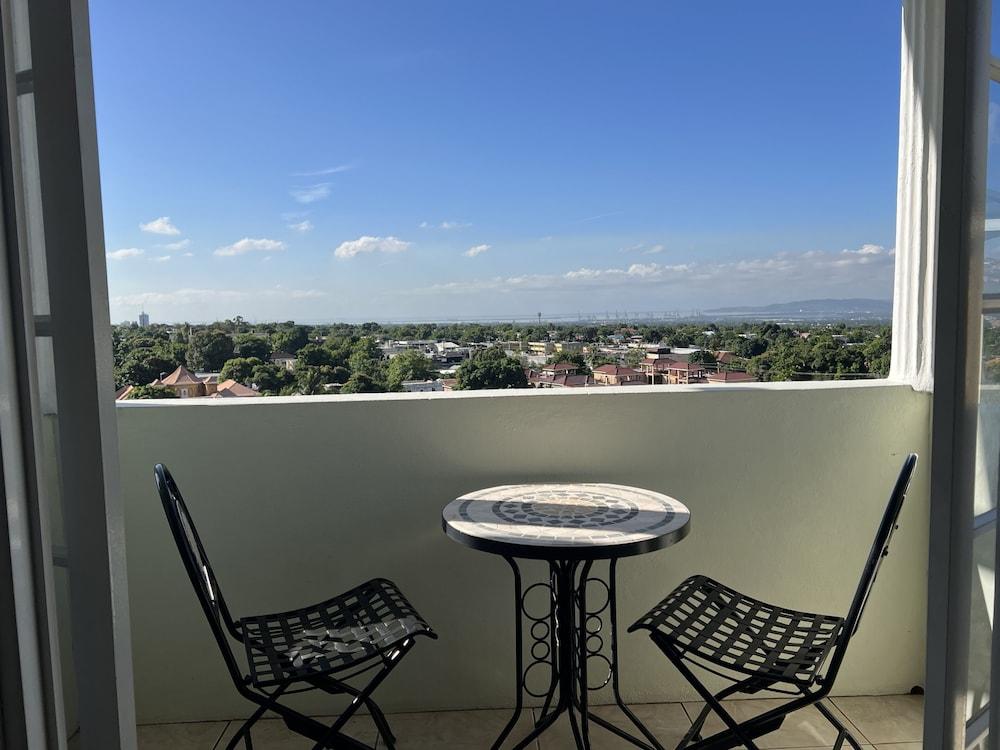 Studio Chateau - Manor Park, Kingston 8