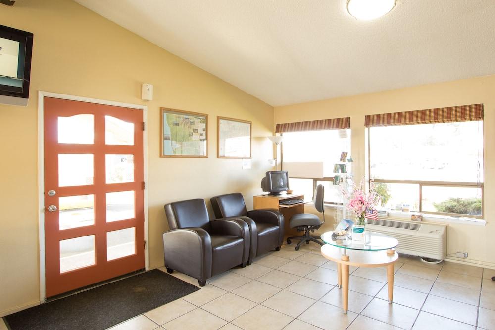 Econo Lodge Inn & Suites