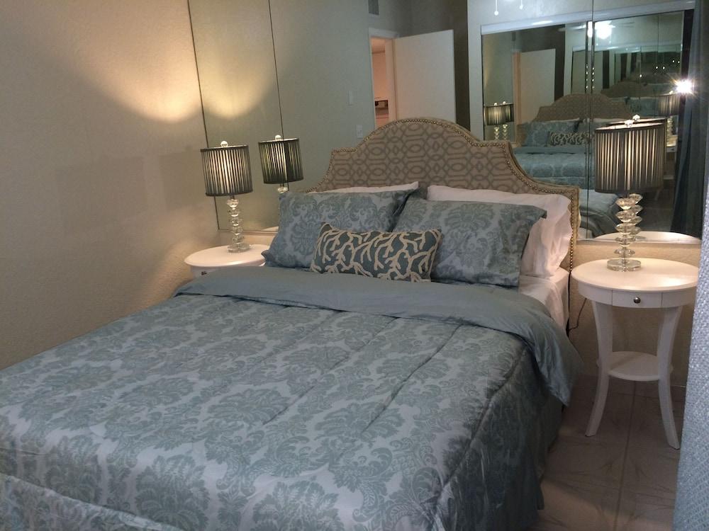 Hollywood by the Sea Hotel