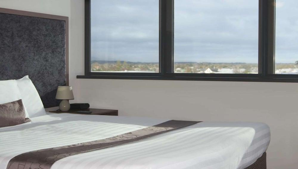 Quality Suites Central Square