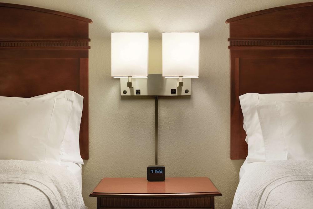 Hampton Inn & Suites Madison-West