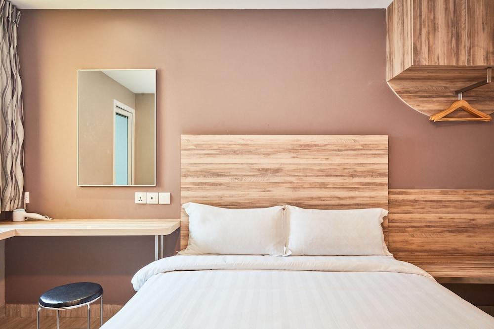 ibis budget Singapore Crystal