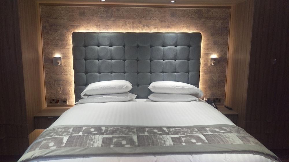 Best Western Plus Pastures Hotel