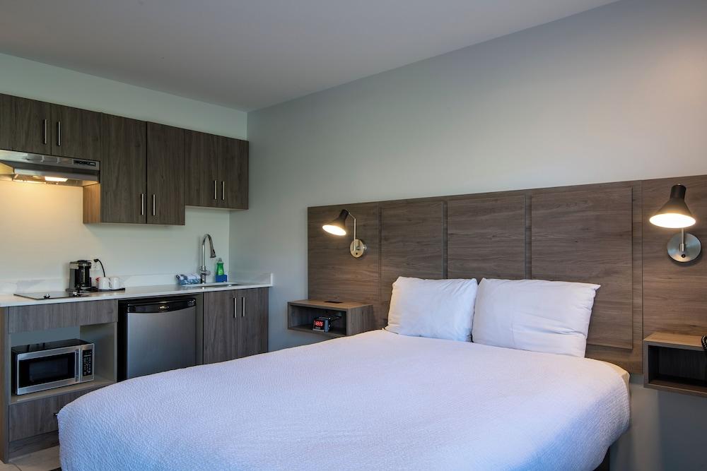 Riverland Inn & Suites