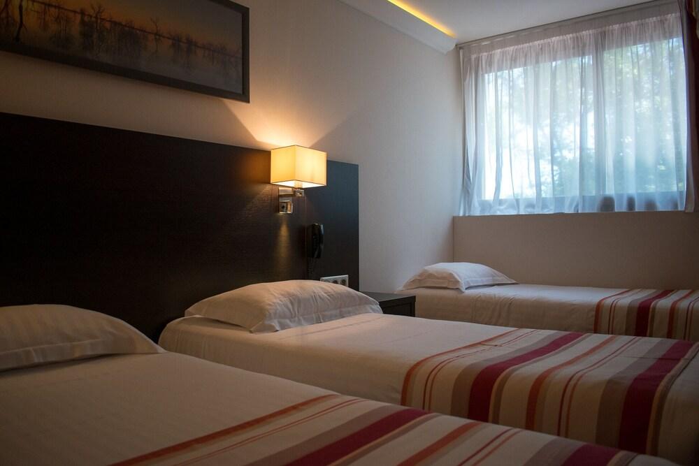 Hotel Black and Green