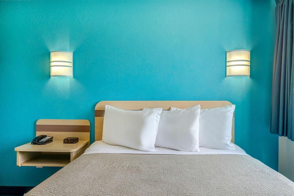 Motel 6 Grande Prairie, AB