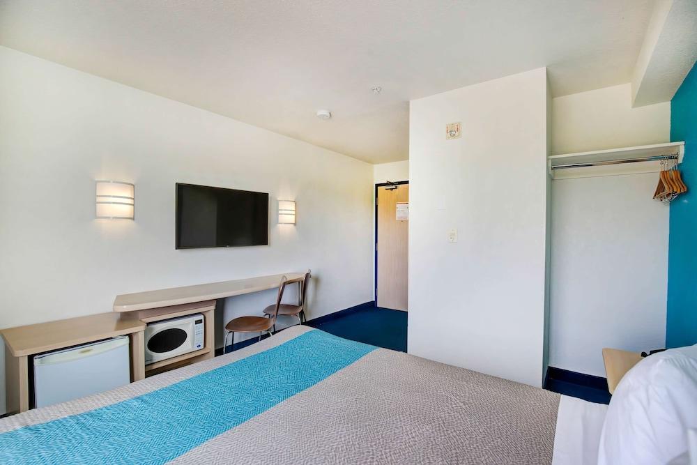 Motel 6 Grande Prairie, AB