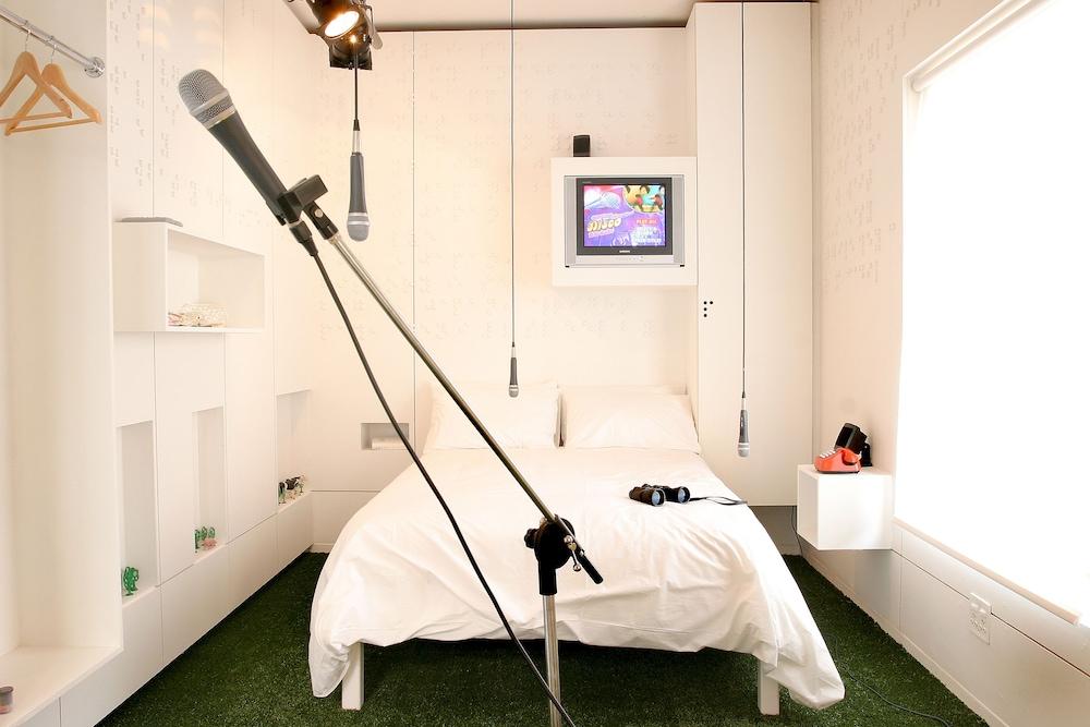 Daddy Long Legs Art Hotel