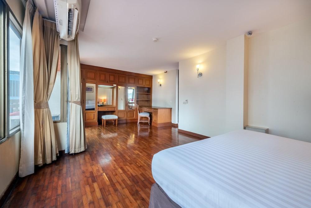Bandara Silom Suites