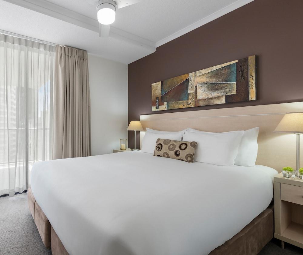 Oaks Brisbane River City Suites