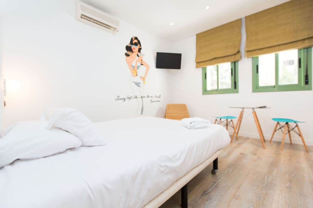 AinB Las Ramblas Colón Apartments