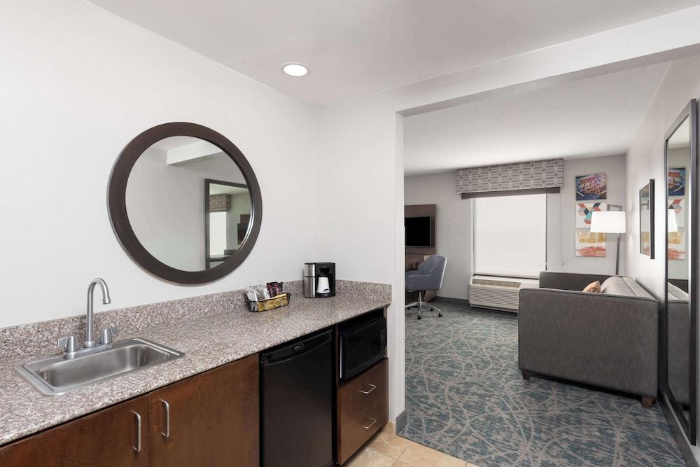 Hampton Inn & Suites Savannah-Airport