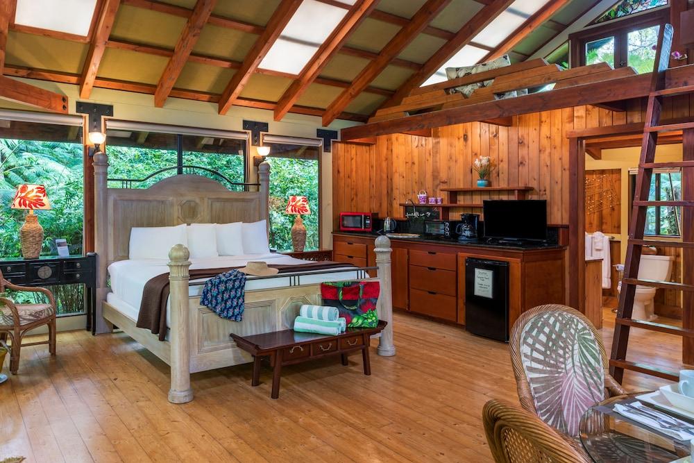 Volcano Village Lodge