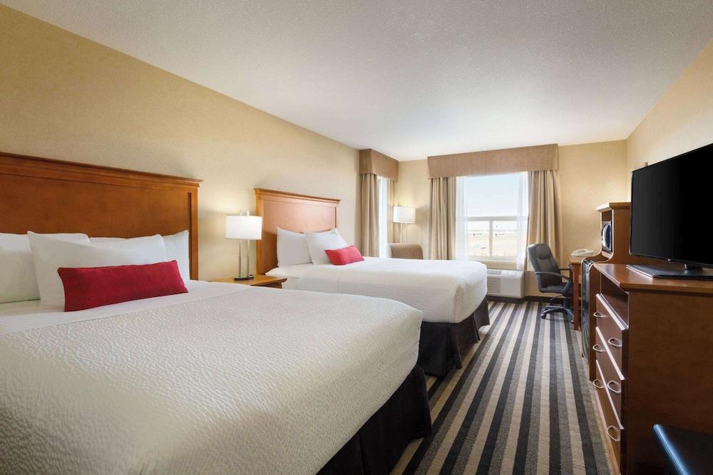 Days Inn & Suites by Wyndham Edmonton Airport