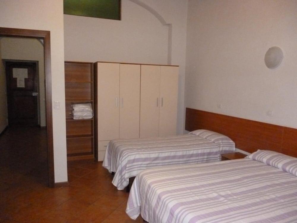 XXVII Aprile Bed & Car