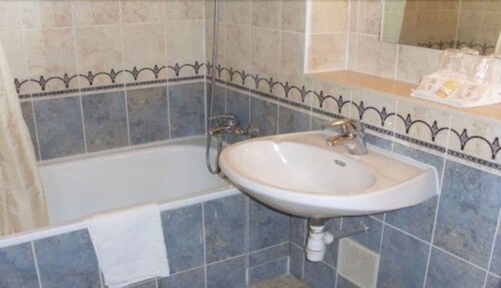 Hôtel Grill Le Coudray-Montceaux