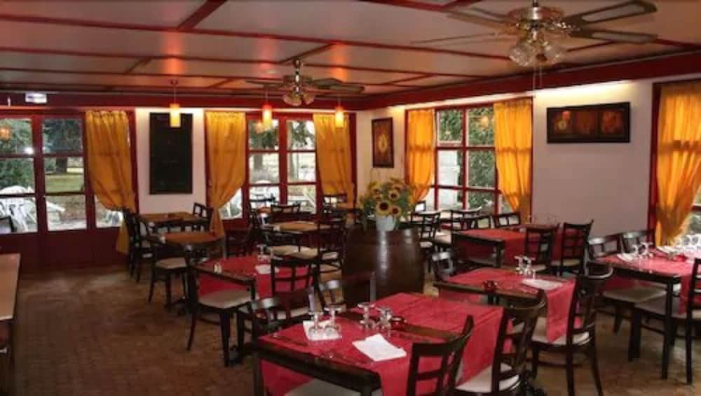 Hôtel Grill Le Coudray-Montceaux