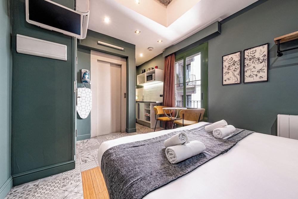 Ainb Born-damas Apartments