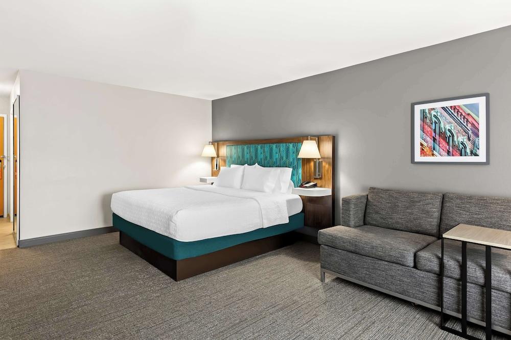 Hampton Inn & Suites Canton