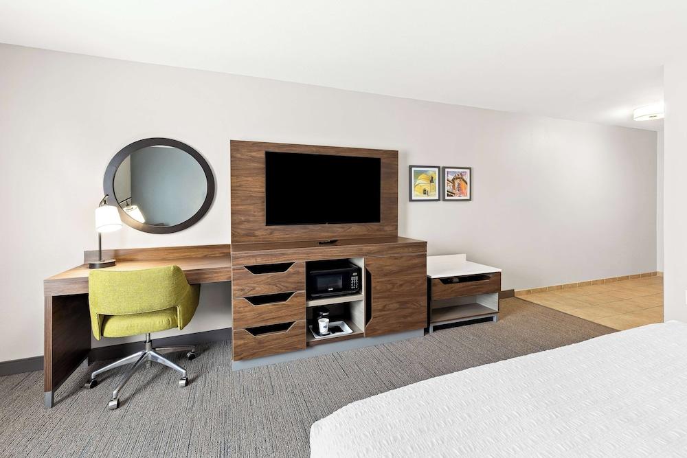 Hampton Inn & Suites Canton