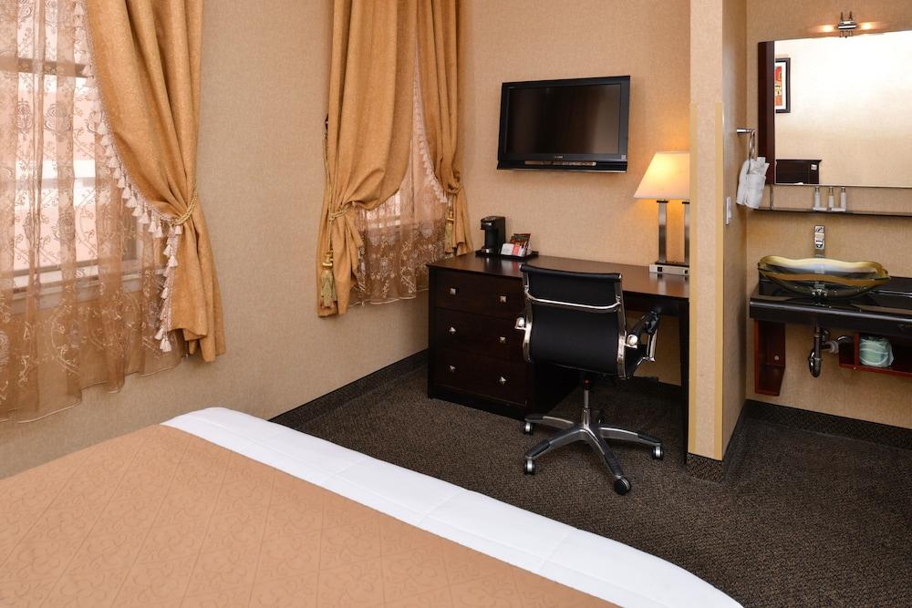 Baltimore Plaza Inner Harbor