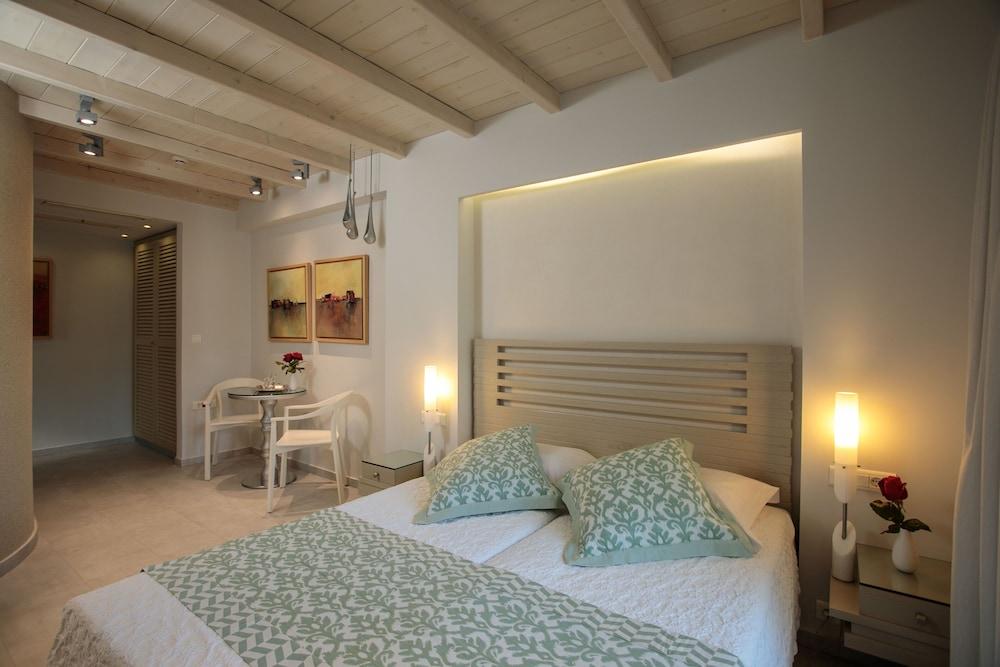 Iria Beach art hotel