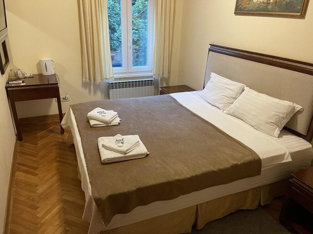 Travelling Actor - Inn