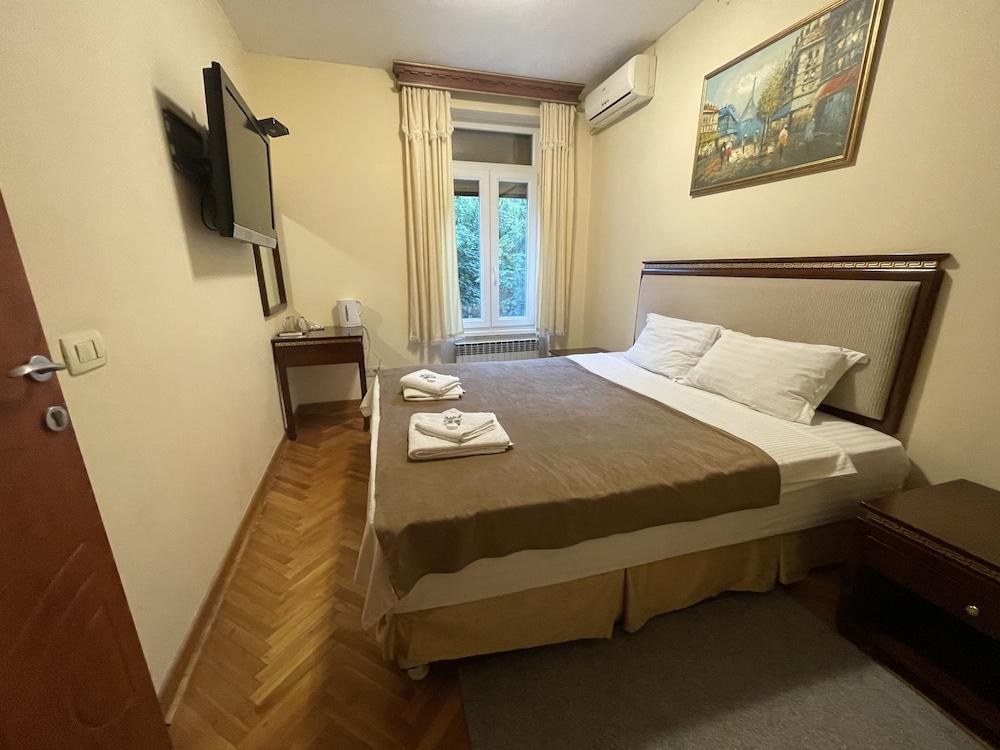 Travelling Actor - Inn