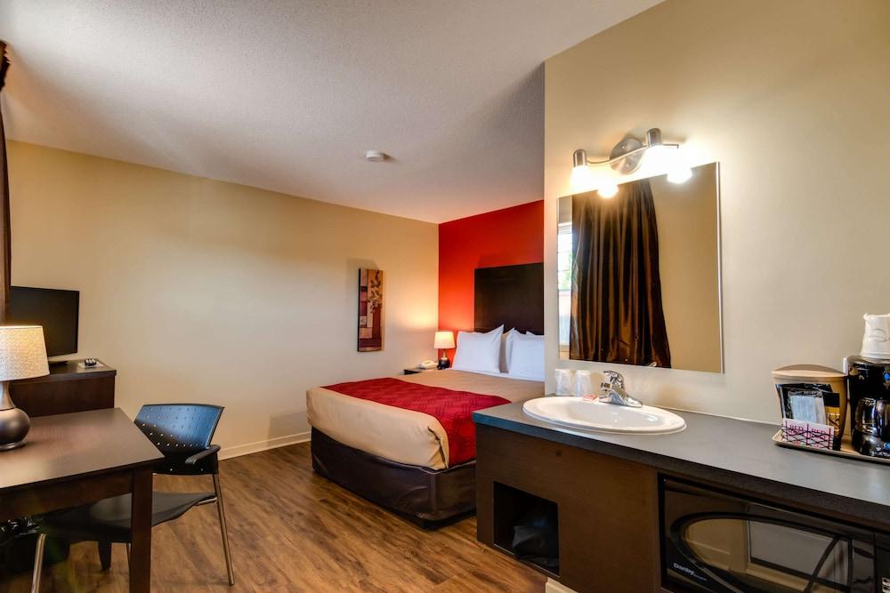 Econo Lodge Inn & Suites