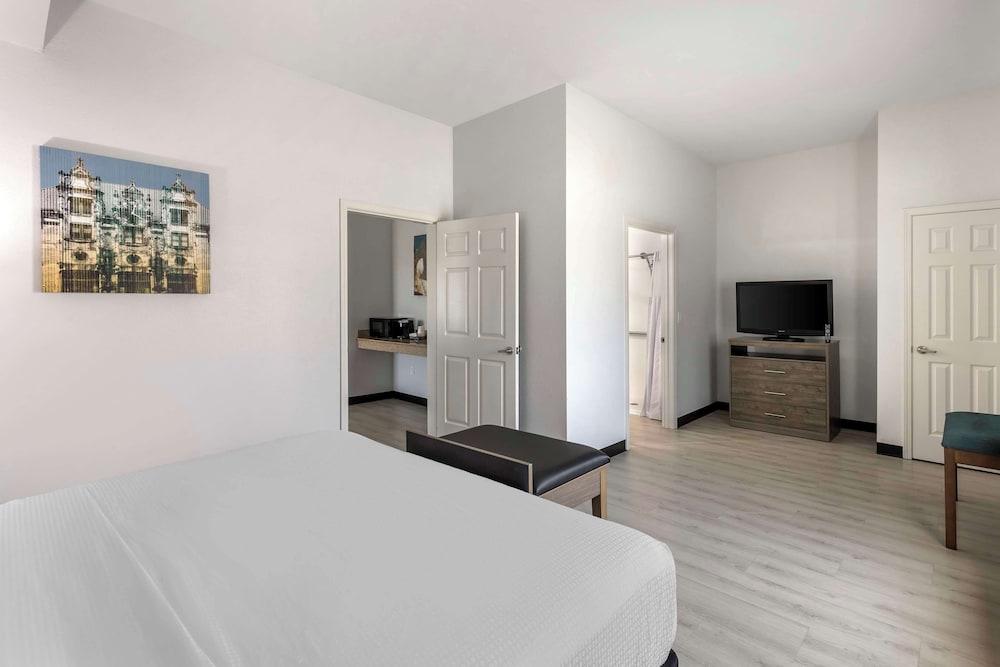 Best Western Plus MidAmerica Hotel