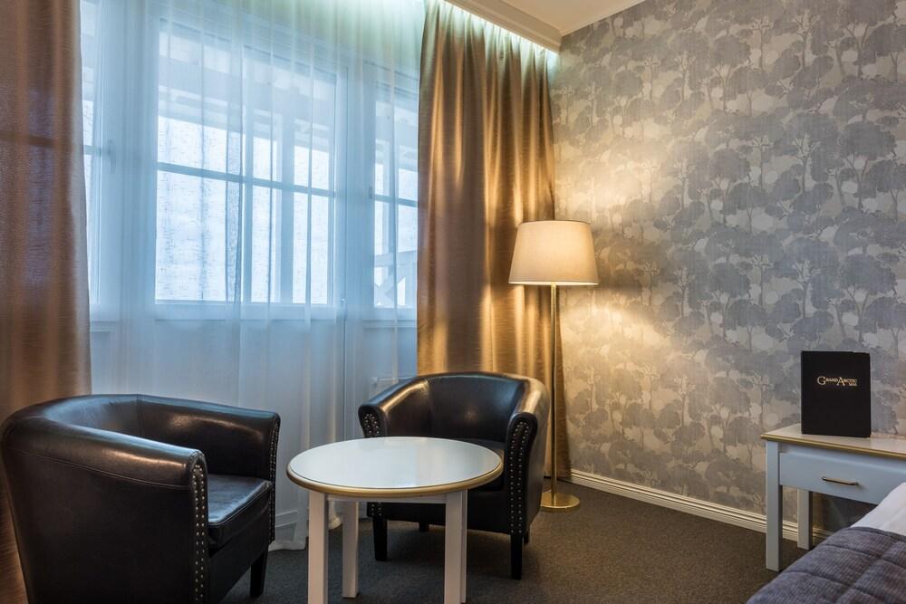 Grand Arctic Hotel