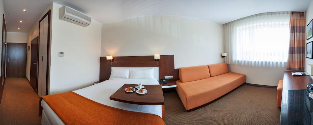 DeSilva Inn Katowice Airport