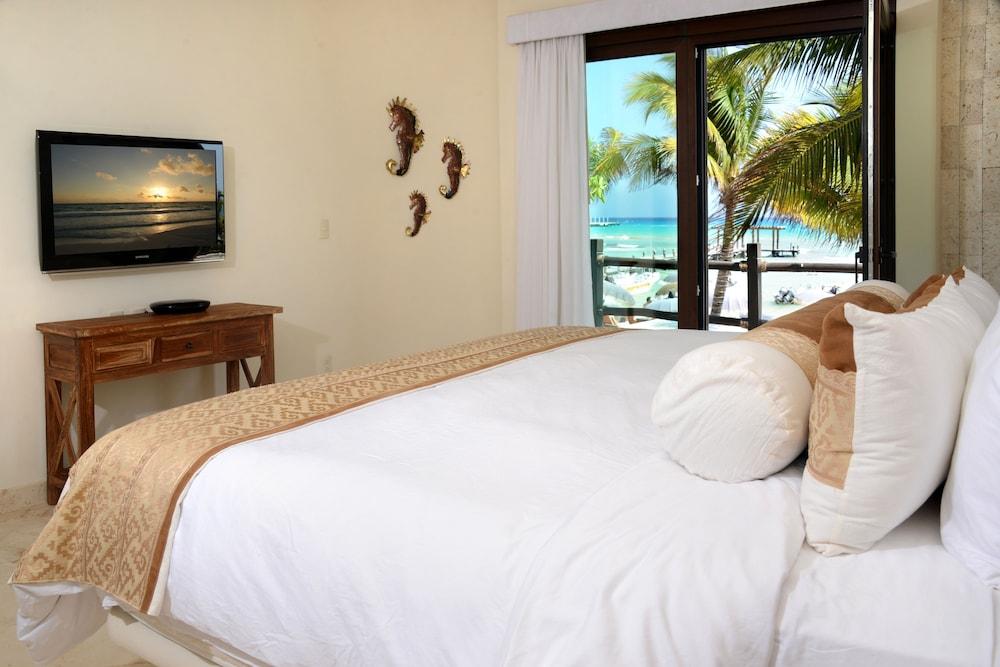 El Taj Oceanfront & Beachside Condo Hotel