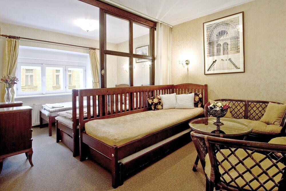 Alice Apartment House