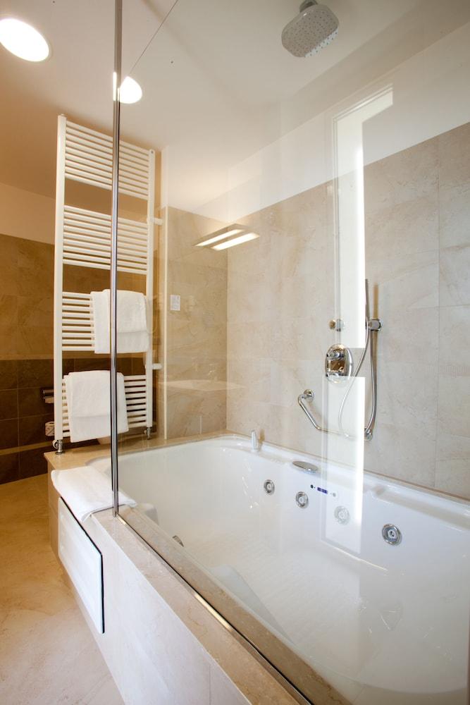 Breaking Business Hotel