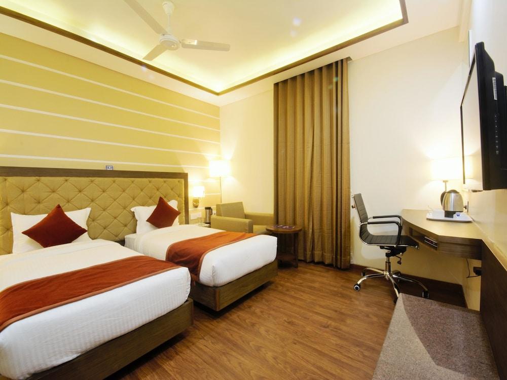 OYO 3763 Naeeka Hotel