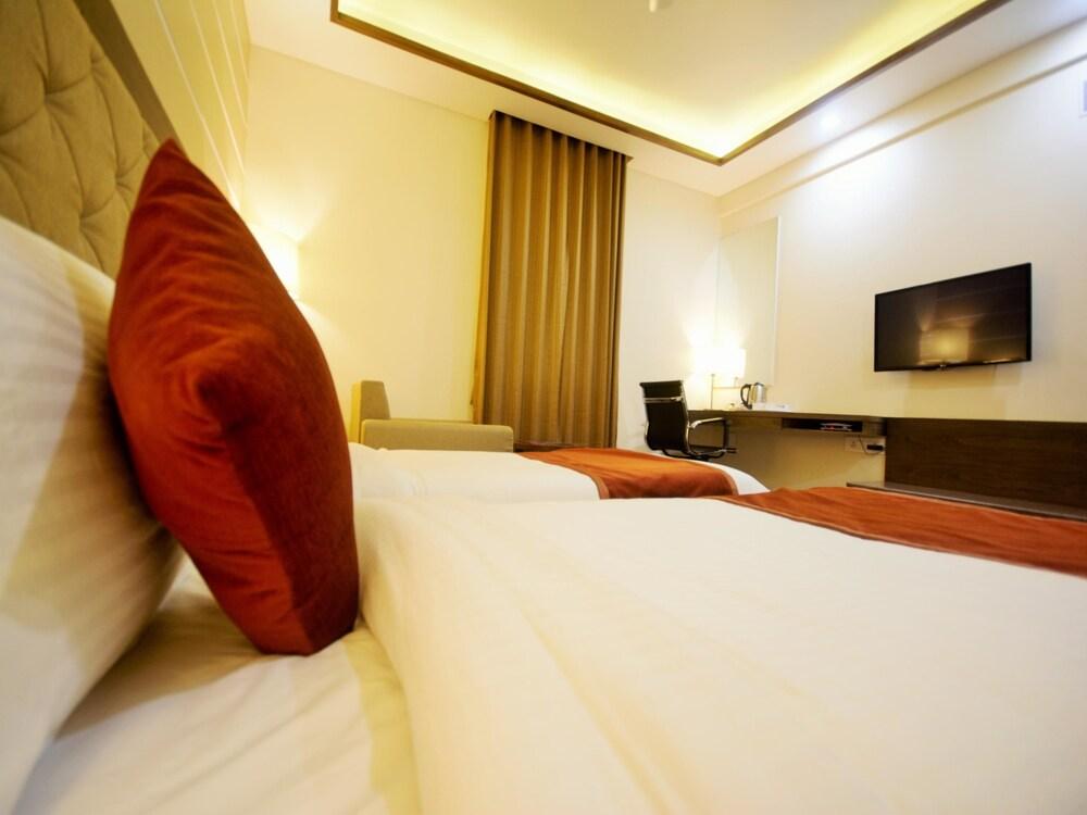 OYO 3763 Naeeka Hotel