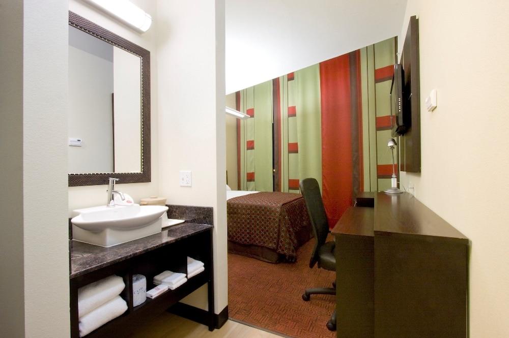 Red Roof Inn & Suites Beaumont