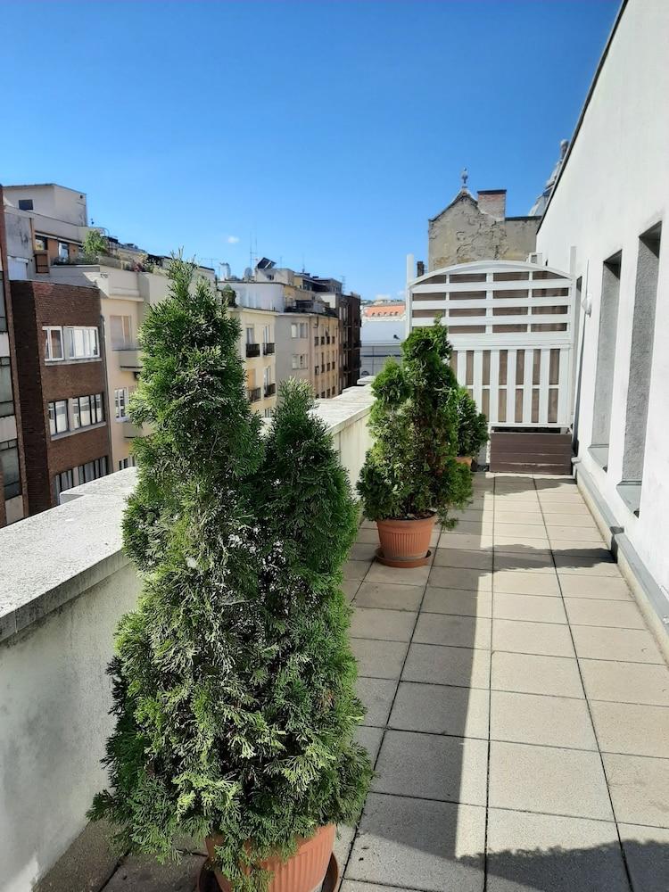 Trendy Deluxe Apartments