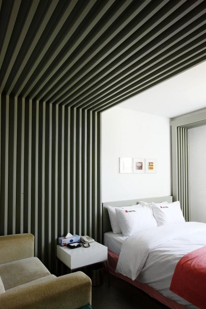 Q Hotel