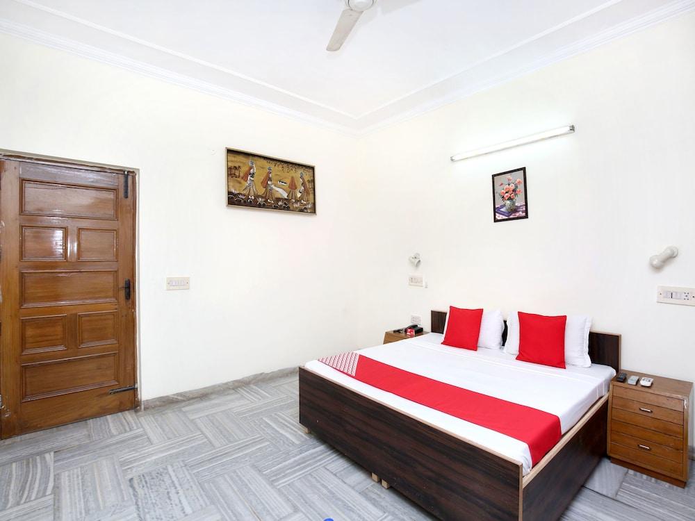 OYO 16130 The Corner House