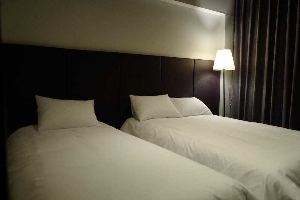 Renaissance Hotel - Hostel