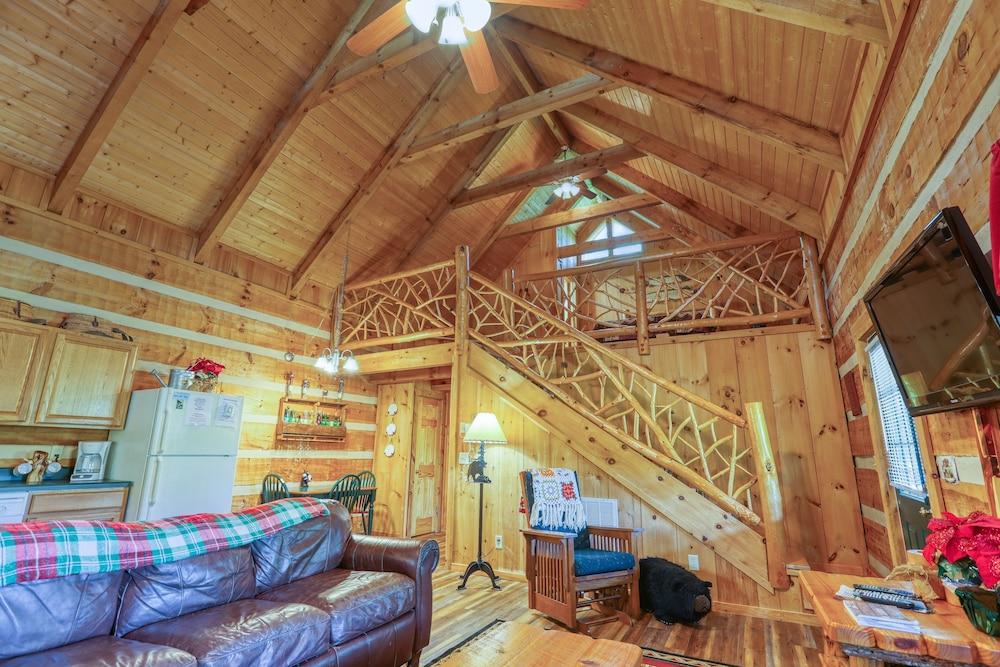Bear Pause - 2 Bedrooms, 2 Baths, Sleeps 6 Cabin by RedAwning