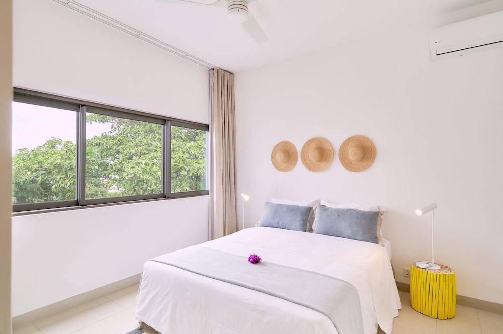 Les Estivales Beachfront Suites & Penthouses with LOV