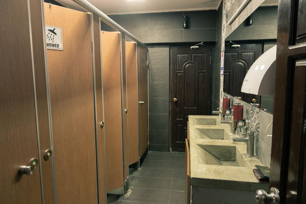 7Fridays Westlake Hostel